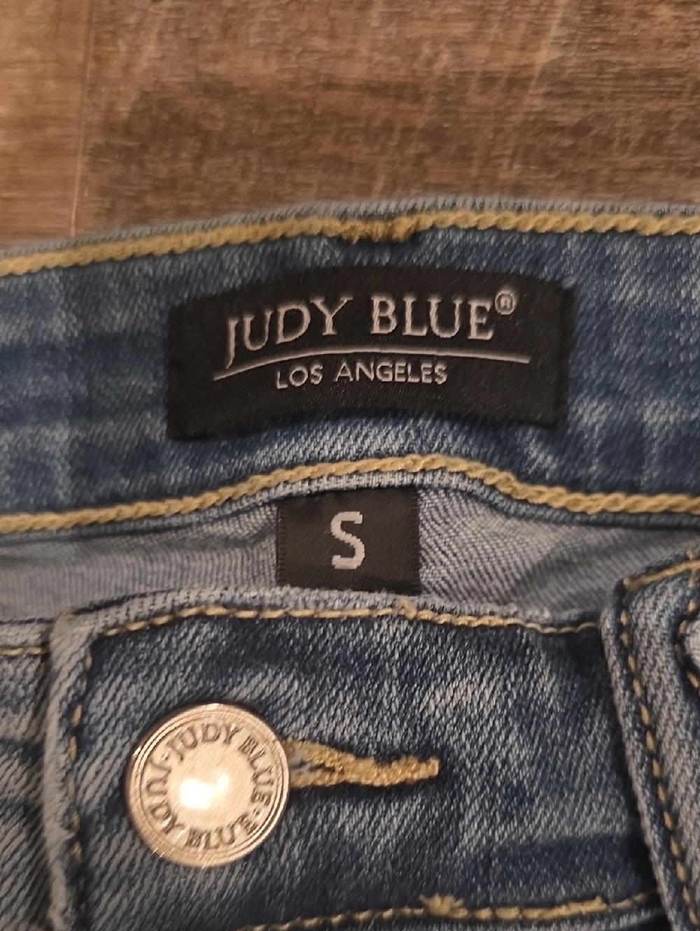Judy Blue Distressed Bermuda Short Size Small - Picture 2 of 4